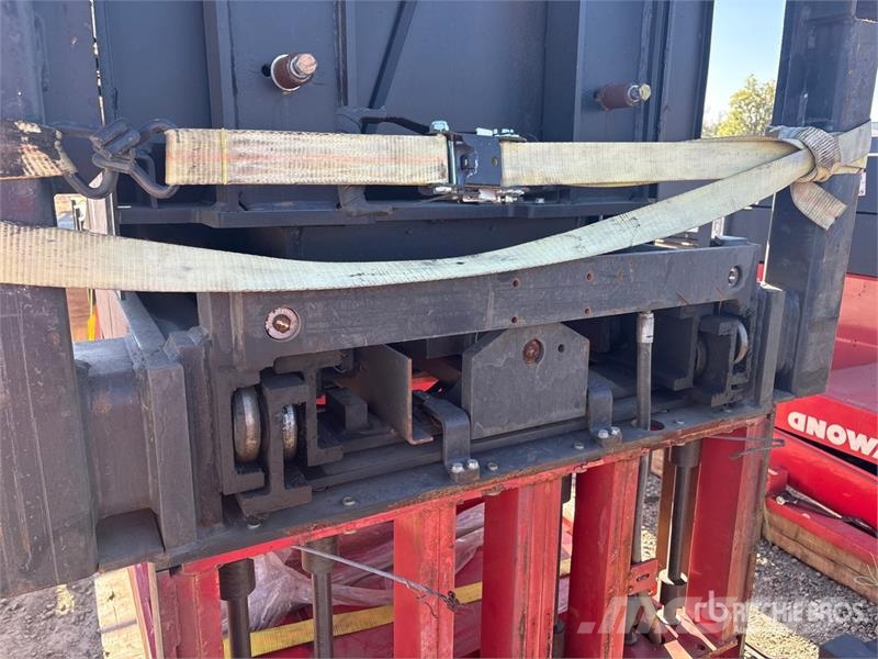 Raymond 560-OPC30TT 1125 lb Order Picker Préparateur de commande moyenne levée