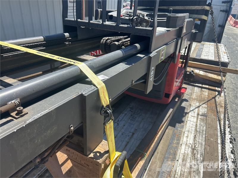 Raymond 560-OPC30TT 1125 lb Order Picker Préparateur de commande moyenne levée