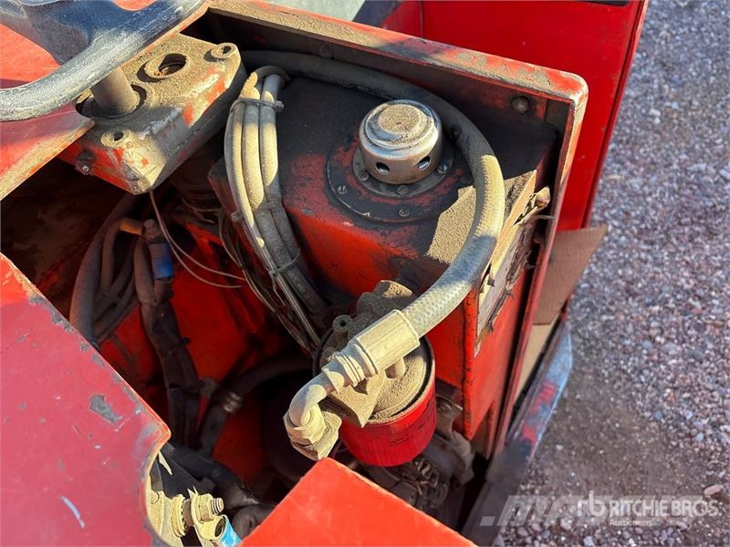 Raymond RA30TT 3000 lb Electric Forklift (Inoperable) Elektriniai šakiniai krautuvai