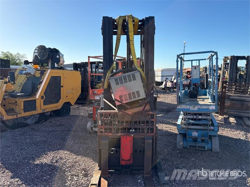 Raymond RA30TT 3000 lb Electric Forklift (Inoperable) Elektriniai šakiniai krautuvai