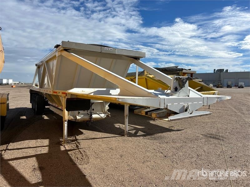 Red River 42 ft Tri/A Belly Dump Trailer Remorque benne