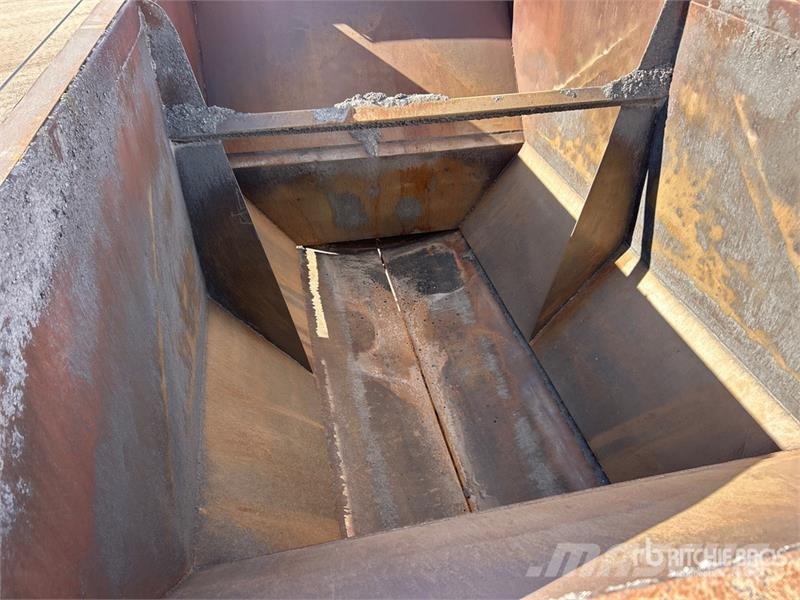 Red River 42 ft Tri/A Belly Dump Trailer Remorque benne