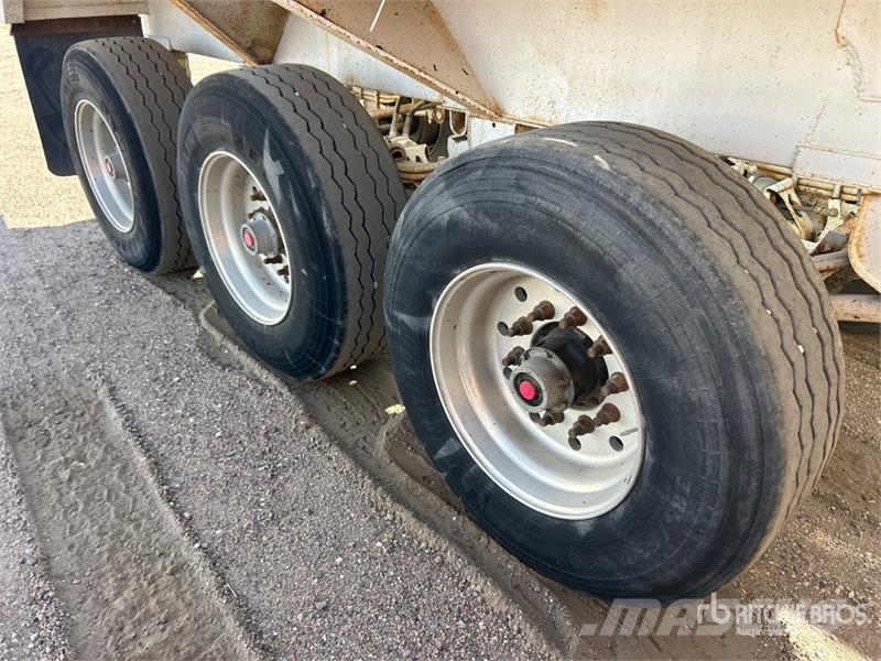 Red River 42 ft Tri/A Belly Dump Trailer Remorque benne