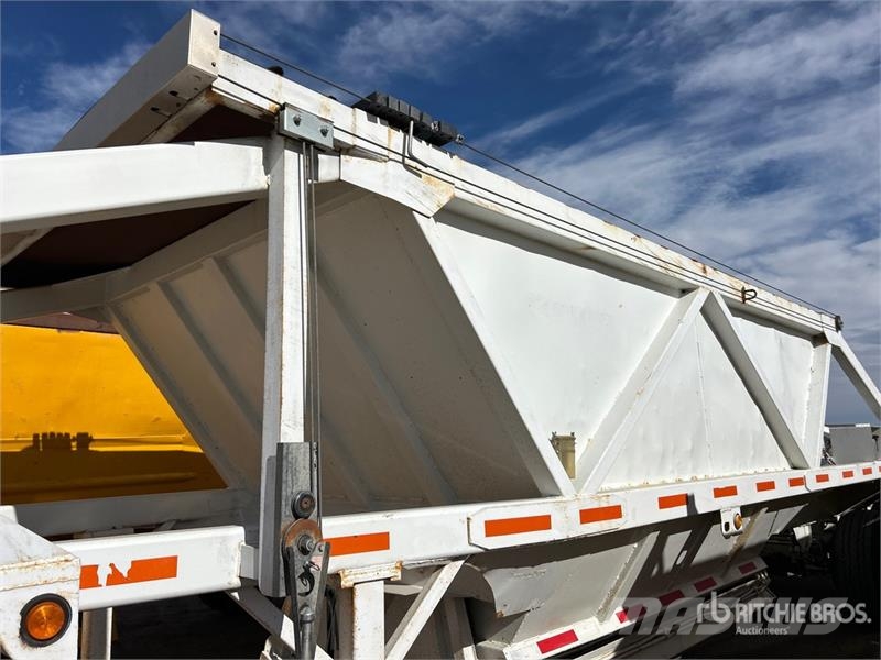 Red River 42 ft Tri/A Belly Dump Trailer Remorque benne
