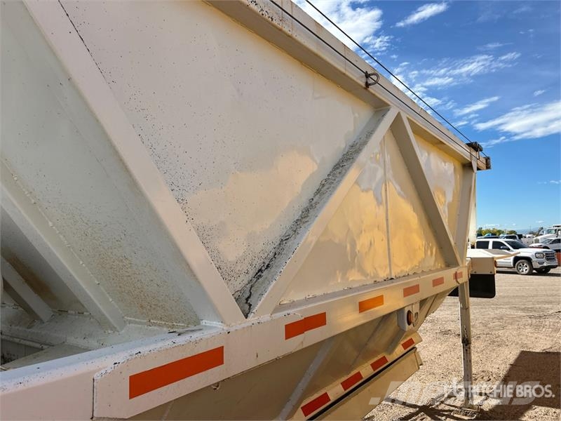 Red River 42 ft Tri/A Belly Dump Trailer Remorque benne