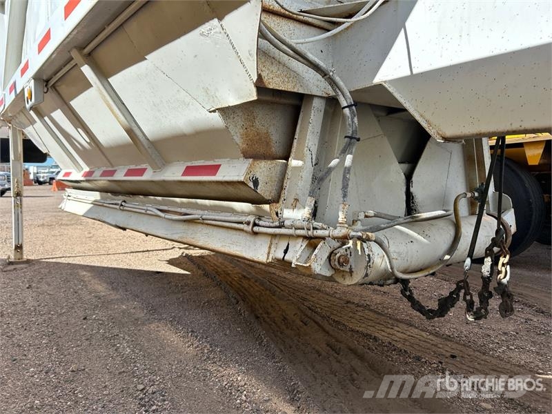 Red River 42 ft Tri/A Belly Dump Trailer Remorque benne
