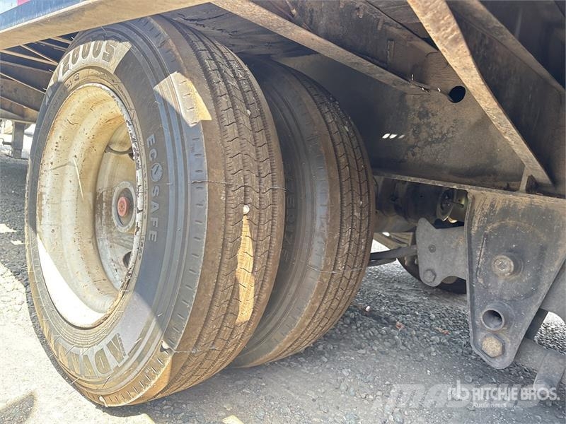Redi-Haul 30 ft Tri/A Equipment Trailer Rimorchio per il trasporto di veicoli