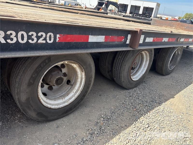Redi-Haul 30 ft Tri/A Equipment Trailer Rimorchio per il trasporto di veicoli