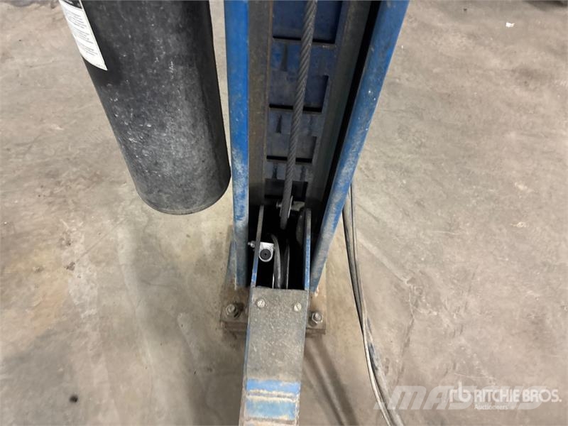  Rotary SM180 4 Post 18000 lb Vehicle Lift Építőipar - Egyebek