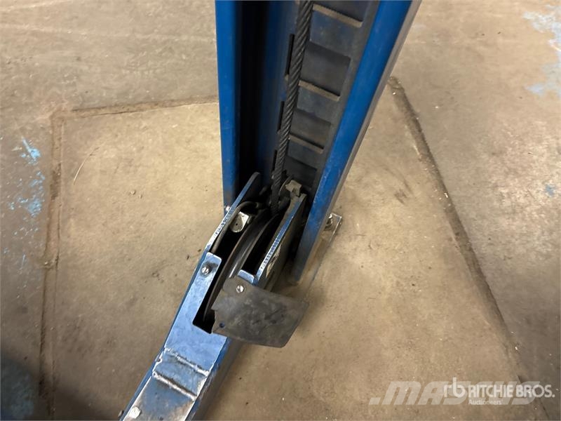  Rotary SM180 4 Post 18000 lb Vehicle Lift Építőipar - Egyebek