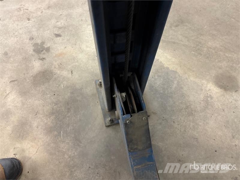  Rotary SM180 4 Post 18000 lb Vehicle Lift Építőipar - Egyebek