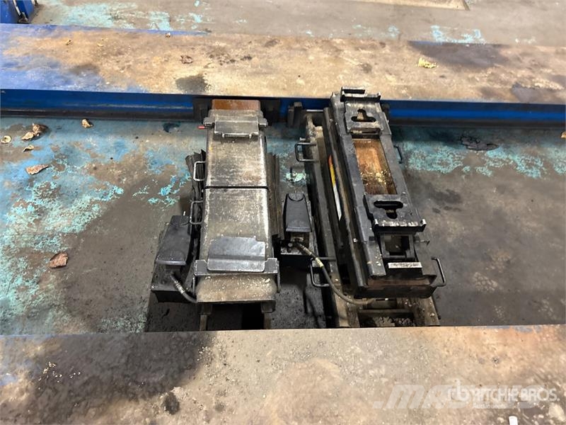 Rotary SM302-300 4 Post 30000 lb Vehicle Lift Építőipar - Egyebek