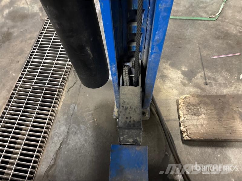 Rotary SM302-300 4 Post 30000 lb Vehicle Lift Építőipar - Egyebek
