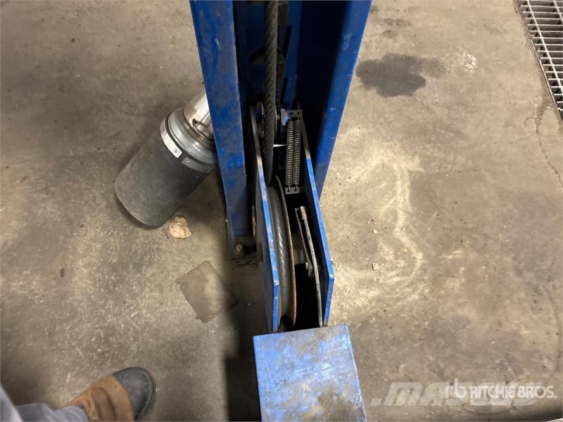 Rotary SM302-300 4 Post 30000 lb Vehicle Lift Építőipar - Egyebek