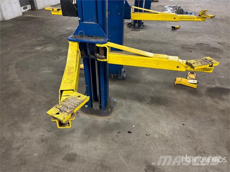  Rotary SPO10N700 2 Post 10000 lb Vehicle Lift Építőipar - Egyebek