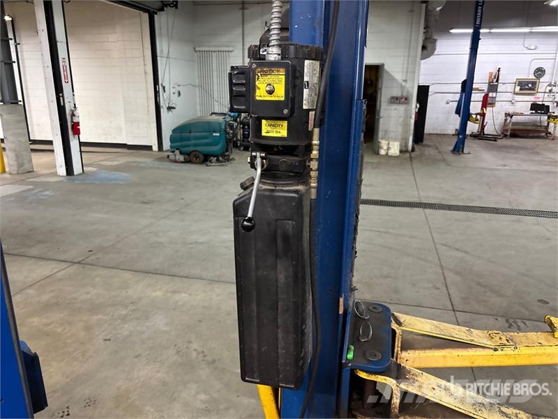  Rotary SPO9-200 2 Post 9000 lb Vehicle Lift معدات البناء - غير ذلك