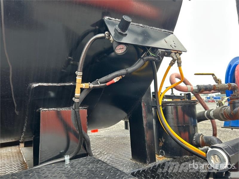 Royal 2000 Gallon Asphalt Sealer Spray System Коммерческий транспорт - Другие