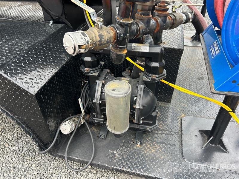 Royal 2000 Gallon Asphalt Sealer Spray System Коммерческий транспорт - Другие