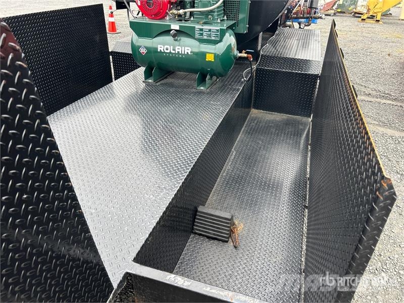 Royal 2000 Gallon Asphalt Sealer Spray System Коммерческий транспорт - Другие