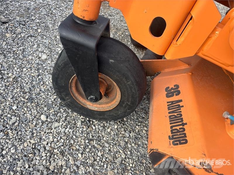 Scag V-Ride II Advantag 4x2 Stand-On 36 in Lawn Mower Kosiarki ogrodowe