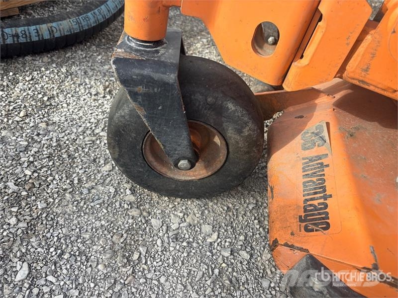 Scag V-Ride II Advantag 4x2 Stand-On 36 in Lawn Mower Kosiarki ogrodowe