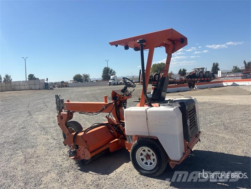 Self-Propelled Broom Sopmaskiner