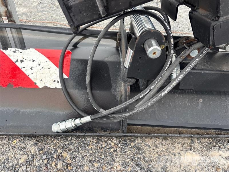  Skid Steer Snow Blade (Unused) Снігоочищувальні ножі та плуги
