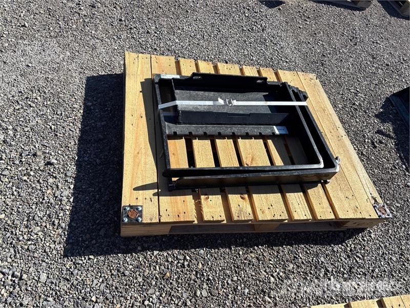  SKLP GY-XHC 24 in Mini Skid Steer Forks (Unused) شوكات