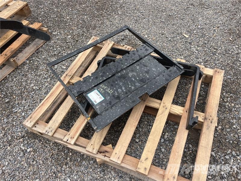  SKLP GY-XHC 28 in Mini Skid Steer Forks (Unused) شوكات