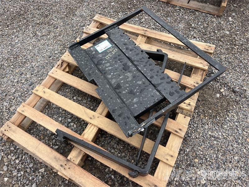  SKLP GY-XHC 28 in Mini Skid Steer Forks (Unused) شوكات
