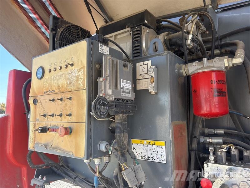 SkyJack 4WD Diesel Articulating Boom Lift Karos emelők