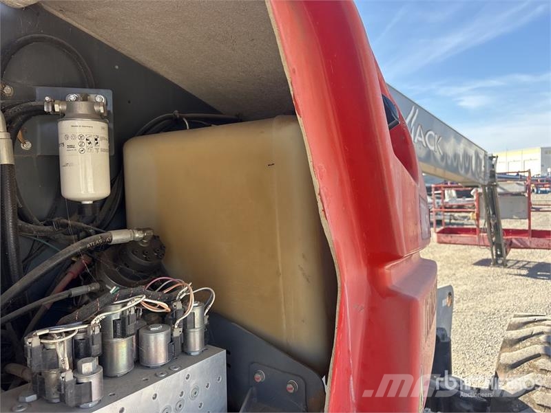 SkyJack 4WD Diesel Articulating Boom Lift Karos emelők