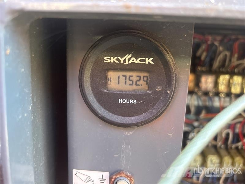 SkyJack 4x4 Dual Fuel Scissor Lift Šķerveida pacēlāji