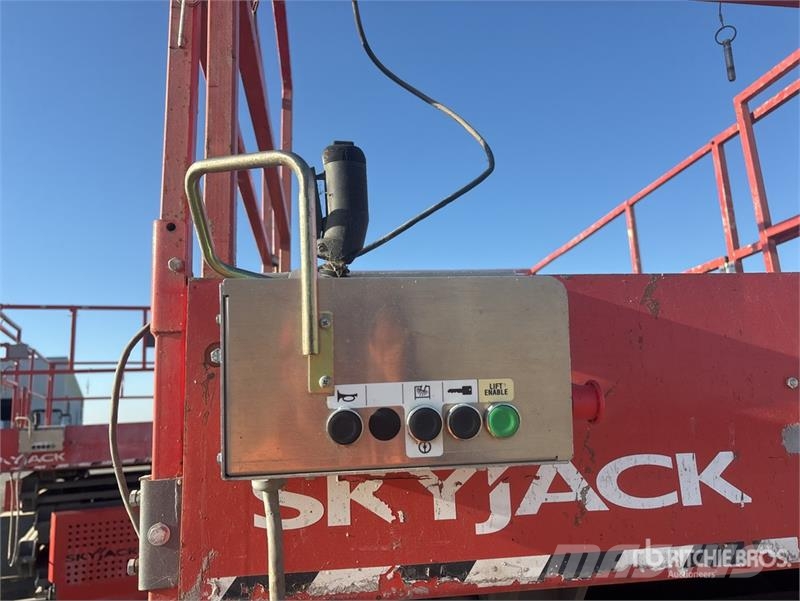 SkyJack 4x4 Dual Fuel Scissor Lift Šķerveida pacēlāji