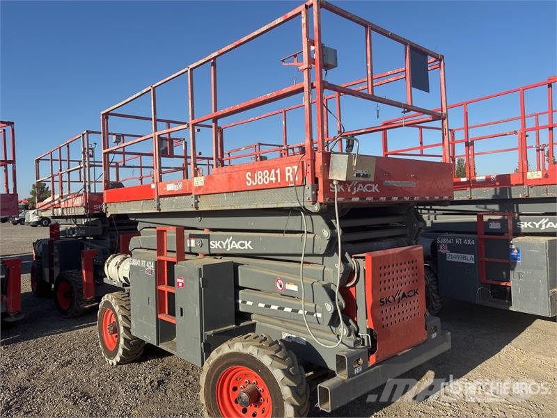 SkyJack 4x4 Dual Fuel Scissor Lift Šķerveida pacēlāji