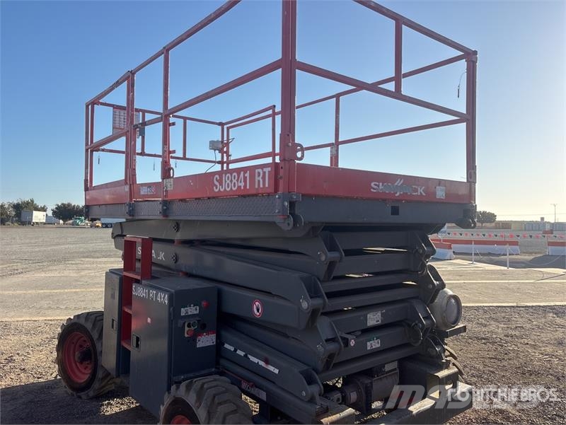SkyJack 4x4 Dual Fuel Scissor Lift Šķerveida pacēlāji