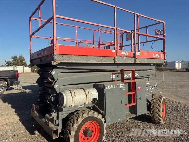 SkyJack 4x4 Dual Fuel Scissor Lift Šķerveida pacēlāji