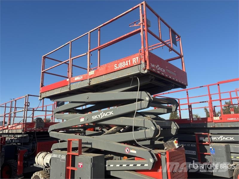 SkyJack 4x4 Dual Fuel Scissor Lift Šķerveida pacēlāji