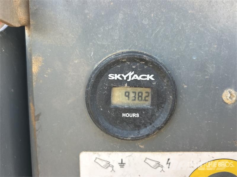 SkyJack 6826RT 4x4 Diesel Scissor Lift 剪叉式升降机