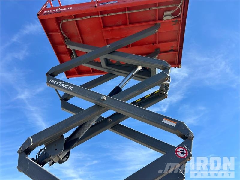 SkyJack 6826RT 4x4 Dual Fuel Scissor Lift Škaraste platforme