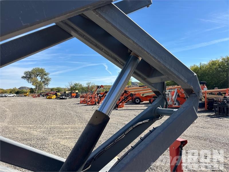 SkyJack 6826RT 4x4 Dual Fuel Scissor Lift Škaraste platforme