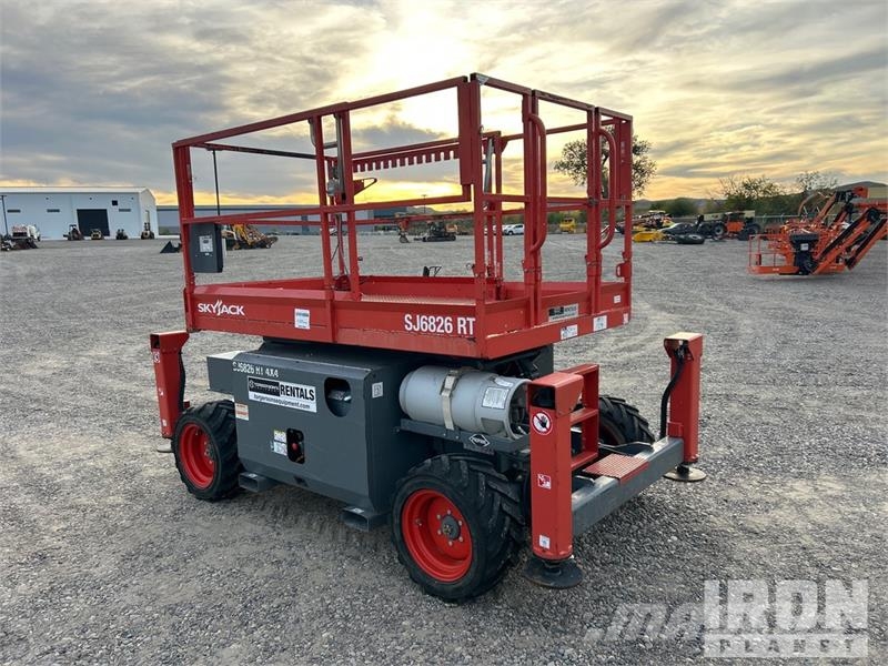 SkyJack 6826RT 4x4 Dual Fuel Scissor Lift Škarjaste dvižne ploščadi