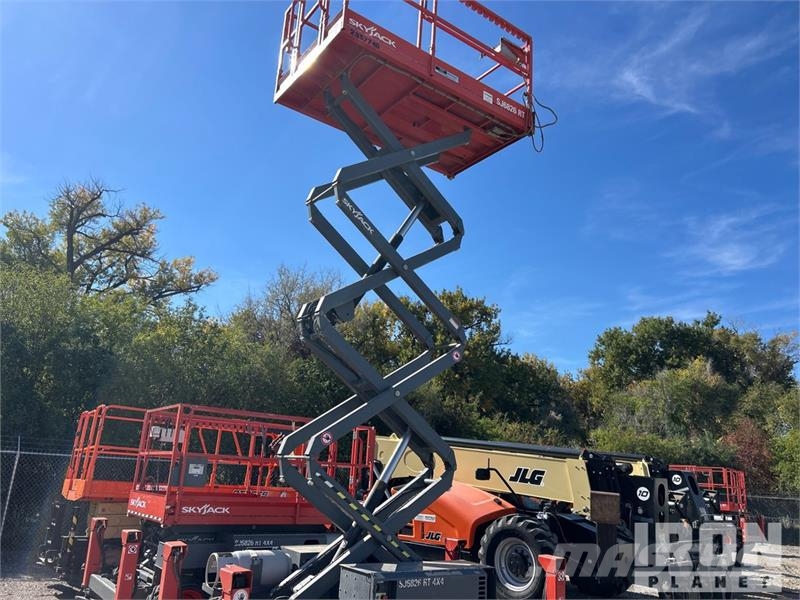 SkyJack 6826RT 4x4 Dual Fuel Scissor Lift Škaraste platforme