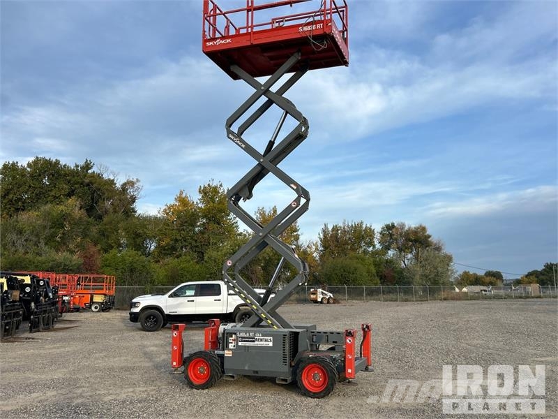 SkyJack 6826RT 4x4 Dual Fuel Scissor Lift Škarjaste dvižne ploščadi