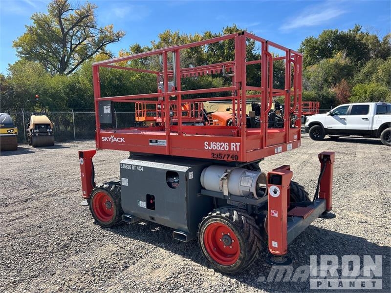 SkyJack 6826RT 4x4 Dual Fuel Scissor Lift Škaraste platforme