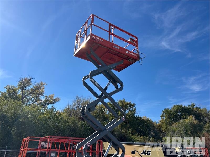 SkyJack 6826RT 4x4 Dual Fuel Scissor Lift Škaraste platforme