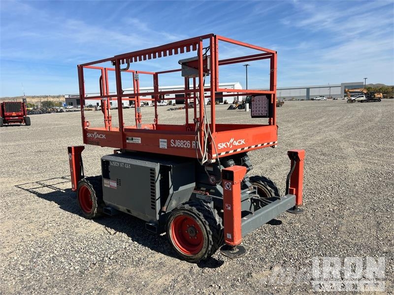 SkyJack 6826RT 4x4 Dual Fuel Scissor Lift Škaraste platforme