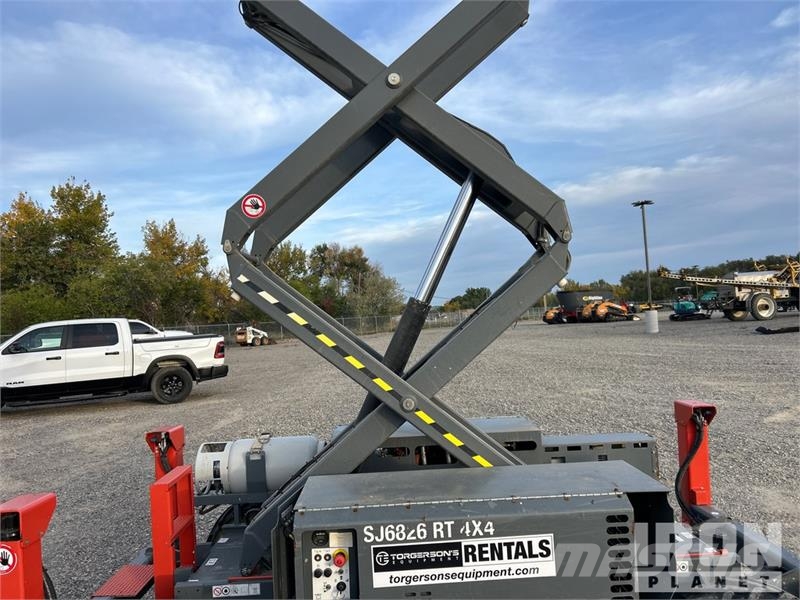 SkyJack 6826RT 4x4 Dual Fuel Scissor Lift Škarjaste dvižne ploščadi