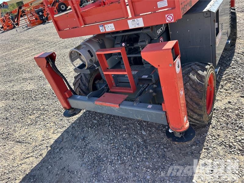 SkyJack 6826RT 4x4 Dual Fuel Scissor Lift Škaraste platforme