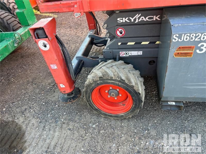 SkyJack 6826RT 4x4 Dual Fuel Scissor Lift Scissor lifts